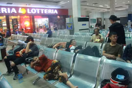 Vé tàu Tết về miền Trung: Nhiều người nằm chờ mua vé đường dài