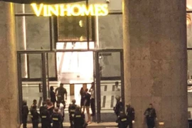 Nam thanh niên nghi ngáo đá dùng dao tấn công nhân viên Landmank 81