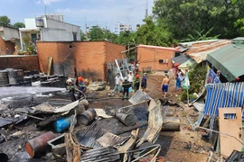 Một chiến sĩ PCCC bị thương trong lúc cứu hoả ở kho tái chế dầu nhớt