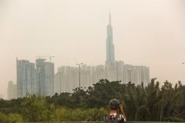 Sài Gòn chìm trong lớp bụi mù dầy đặc như sương sớm Đà Lạt