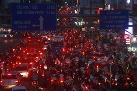 Đoạn đường Xô Viết Nghệ Tĩnh sáng kẹt chiều kẹt, xe cứu thương bị bao vây tứ phía