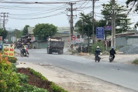 Đồng Nai: Biển báo cấm bị bôi đen, xe ben mặc sức lưu thông đường Hoàng Văn Bổn trong giờ cấm