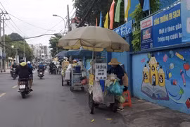 TP HCM: Đường dân sinh thành nơi “họp chợ" ở Quận 11