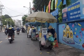 TP HCM: Đường dân sinh thành nơi “họp chợ" ở Quận 11