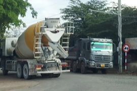 Bình Phước: Xe quá tải thi nhau chạy vào Công ty Cổ phần Bê tông Hoàng Cát