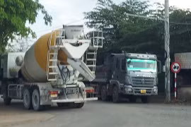 Bình Phước: Xe quá tải thi nhau chạy vào Công ty Cổ phần Bê tông Hoàng Cát