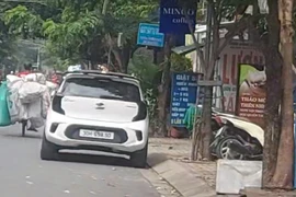 Quận 7, TP HCM: Vỉa hè không dành cho người đi bộ?