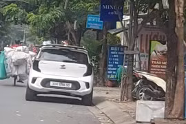 Quận 7, TP HCM: Vỉa hè không dành cho người đi bộ?