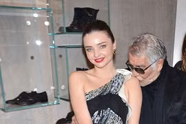 Nhà thiết kế 73 tuổi hôn đắm đuối Miranda Kerr