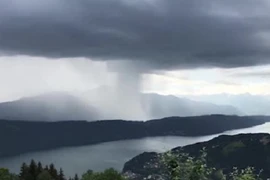 Bất ngờ "bom mưa" đổ xuống từ trên trời