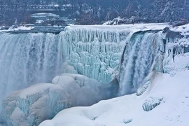 Ảnh băng giá hiếm thấy ở thác nước Niagara nổi tiếng