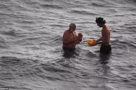 Hi hữu: Đang đi bơi, thai phụ bất ngờ đẻ rơi trên biển