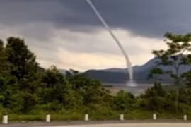 Video: Vòi rồng hút nước lên trời ở Quảng Trị 