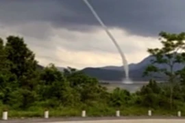 Video: Vòi rồng hút nước lên trời ở Quảng Trị 