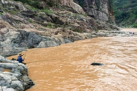 Nghẹt thở đi săn “quái ngư” dưới dòng Sê San