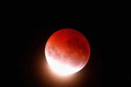 Ảnh đẹp nguyệt thực toàn phần dài nhất thế kỷ vừa diễn ra