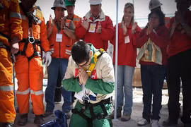 Điều gì khiến 33 thợ mỏ sống sót trong vụ giải cứu ly kỳ nhất thế giới? 