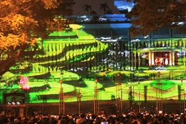 Mãn nhãn với màn biểu diễn ánh sáng trước Dinh Thống Nhất