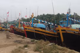 Hàng nghìn người dân TP HCM chạy bão 