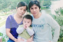 Kiến Thức trao quà của nhà hảo tâm tới bé Thiên Bảo