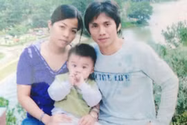 Kiến Thức trao quà của nhà hảo tâm tới bé Thiên Bảo