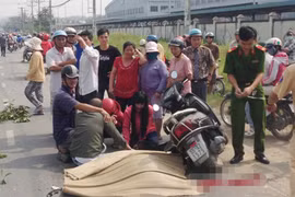 Chồng gào khóc bên xác vợ bị xe tải cán chết thảm