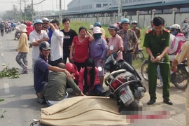 Chồng gào khóc bên xác vợ bị xe tải cán chết thảm