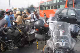 Đoàn du lịch môtô Thái Lan bị CSGT phạt