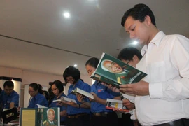 Thanh niên, đoàn viên xếp hàng dài tiễn biệt Đại tướng