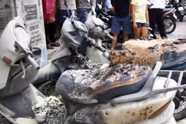 Đổ xăng đốt 5 xe máy giữa trung tâm thành phố