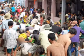 “Đại gia” Sài Gòn bị cướp... dân lao vào “hôi của”