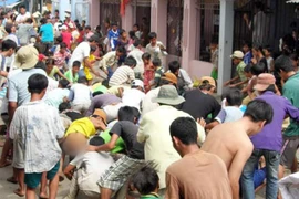 “Đại gia” Sài Gòn bị cướp... dân lao vào “hôi của”