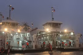 Chống bão số 13 tấn công TP HCM, dân tất bật di dời