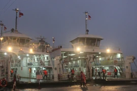 Chống bão số 13 tấn công TP HCM, dân tất bật di dời