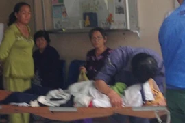 Những đứa trẻ trở về nhà trên xe tang