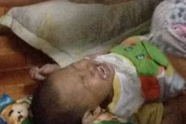 “Mẹ bị công an bắt hả? Mẹ về với con đi…”