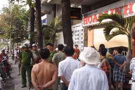 Tiệm vàng bất ngờ bị ô tô “ghé thăm”