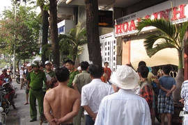 Tiệm vàng bất ngờ bị ô tô “ghé thăm”