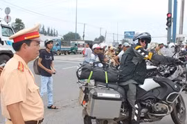 Dàn môtô “khủng” ngoại quốc bị CSGT chặn bắt