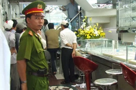 Hàng trăm lượng vàng "mọc cánh... bay" ở tiệm vàng Bình Dương