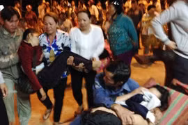 Đêm tối, vẫn lùng sục biển Cần Giờ tìm học sinh mất tích