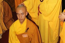 Vì sao tăng, ni cạo tóc có ba sẹo tròn trên đầu? 