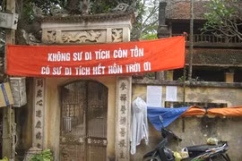 Lình xình xung quanh di tích chùa Chân Long