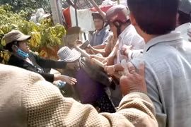 Chánh thanh tra đánh người bằng cuốc trần tình