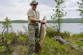 Putin câu được cá “khủng” nặng 21 kg