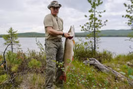 Putin câu được cá “khủng” nặng 21 kg