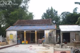 Thương một ngôi chùa làng sắp sập