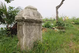 Kỳ bí bia đá không chữ và 10 cái chết oan