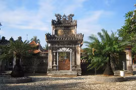 Chuyện khó lý giải về quả bom trên nóc chùa