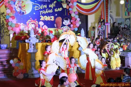 Hà Nội: “Đêm hội trăng sao” chùa Duệ Tú 